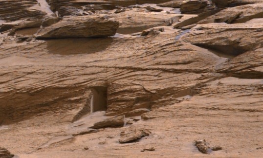 Кадърът е заснет на 7 май от марсохода върху геоложки